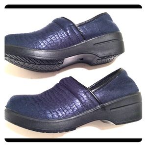 NEW COMFORT TRENDS CLOGS Womens Navy SIZE 6 -6.5